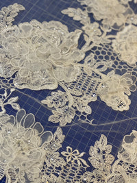 Dentelle ivoire, tulle brodé 3D · vue 3