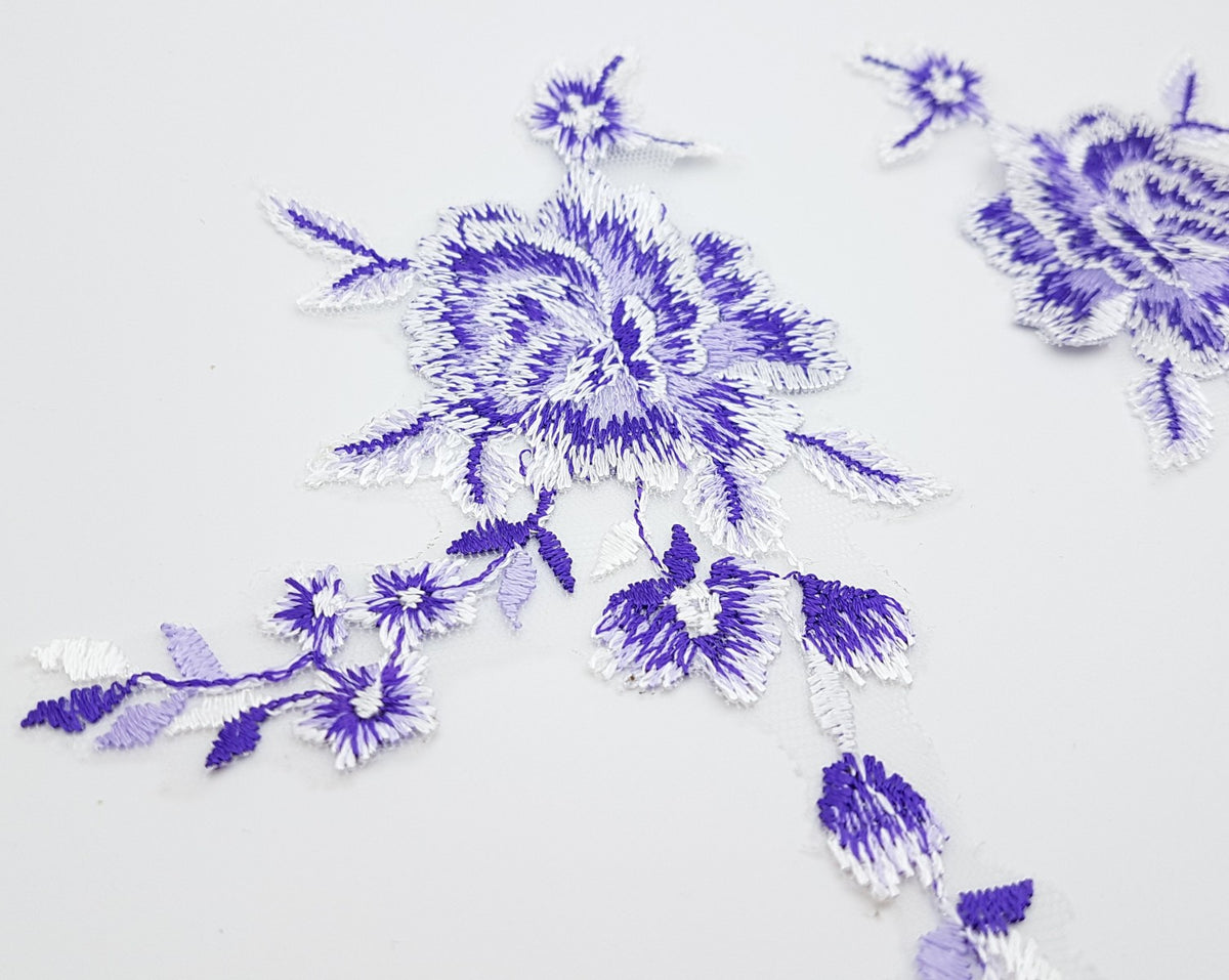 Motif en dentelle fine ivoire et violet à coudre