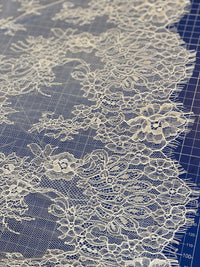 Dentelle fine ivoire pour mariée