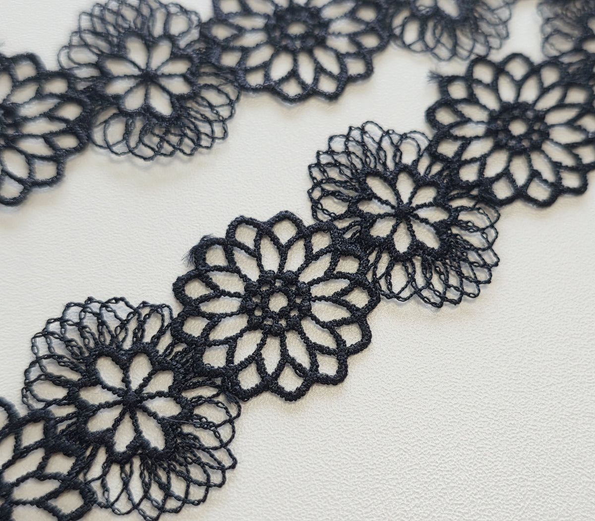Galon Dentelle Guipure Noir Fleurs Enchaînées — Largeur 3 cm | Vendu par 10 cm