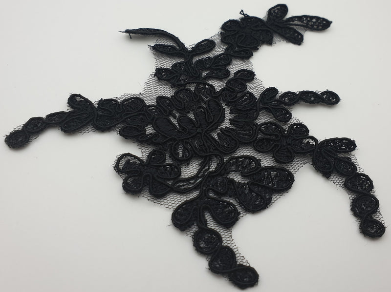 Motif noir brodé