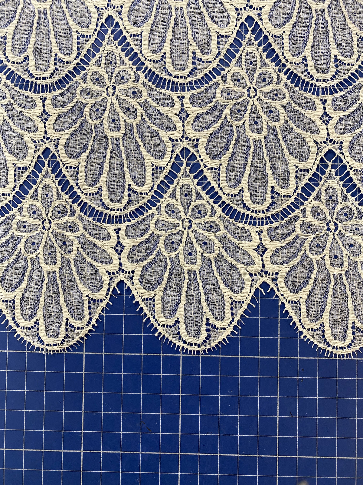Dentelle de Calais Caudry avec motifs rétro