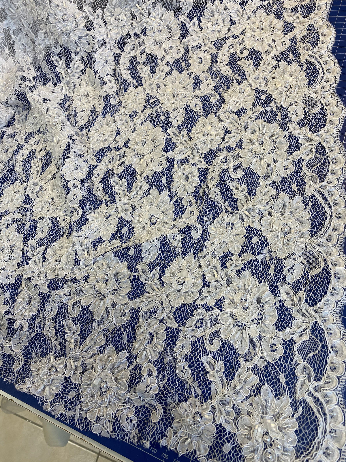 Dentelle blanche avec perles