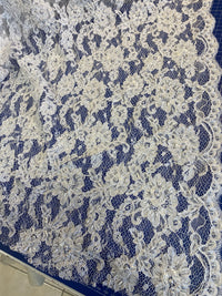 Dentelle blanche avec perles