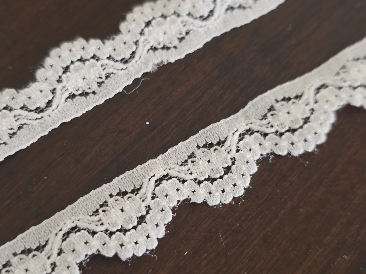 Galon dentelle ivoire élastiqué – 1,5 cm – Bordure lingerie / couture – vendu au mètre