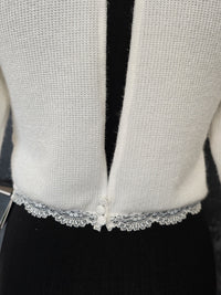 Pull mariée ivoire en maille douce – Dos ouvert élégant – Finitions dentelle – Mariage hiver · vue 8