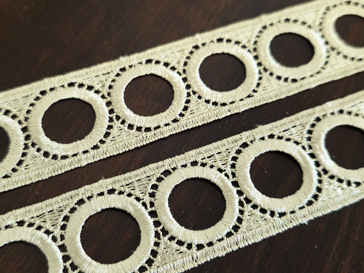 Galon dentelle doré ajouré – 3 cm – Motif cercles – couture & décoration – vendu au mètre