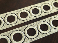 Galon dentelle doré ajouré – 3 cm – Motif cercles – couture & décoration – vendu au mètre