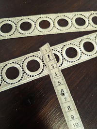 Galon dentelle doré ajouré – 3 cm – Motif cercles – couture & décoration – vendu au mètre · vue 4