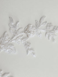 Grand motif blanc fil argenté à coudre robe mariée · vue 3
