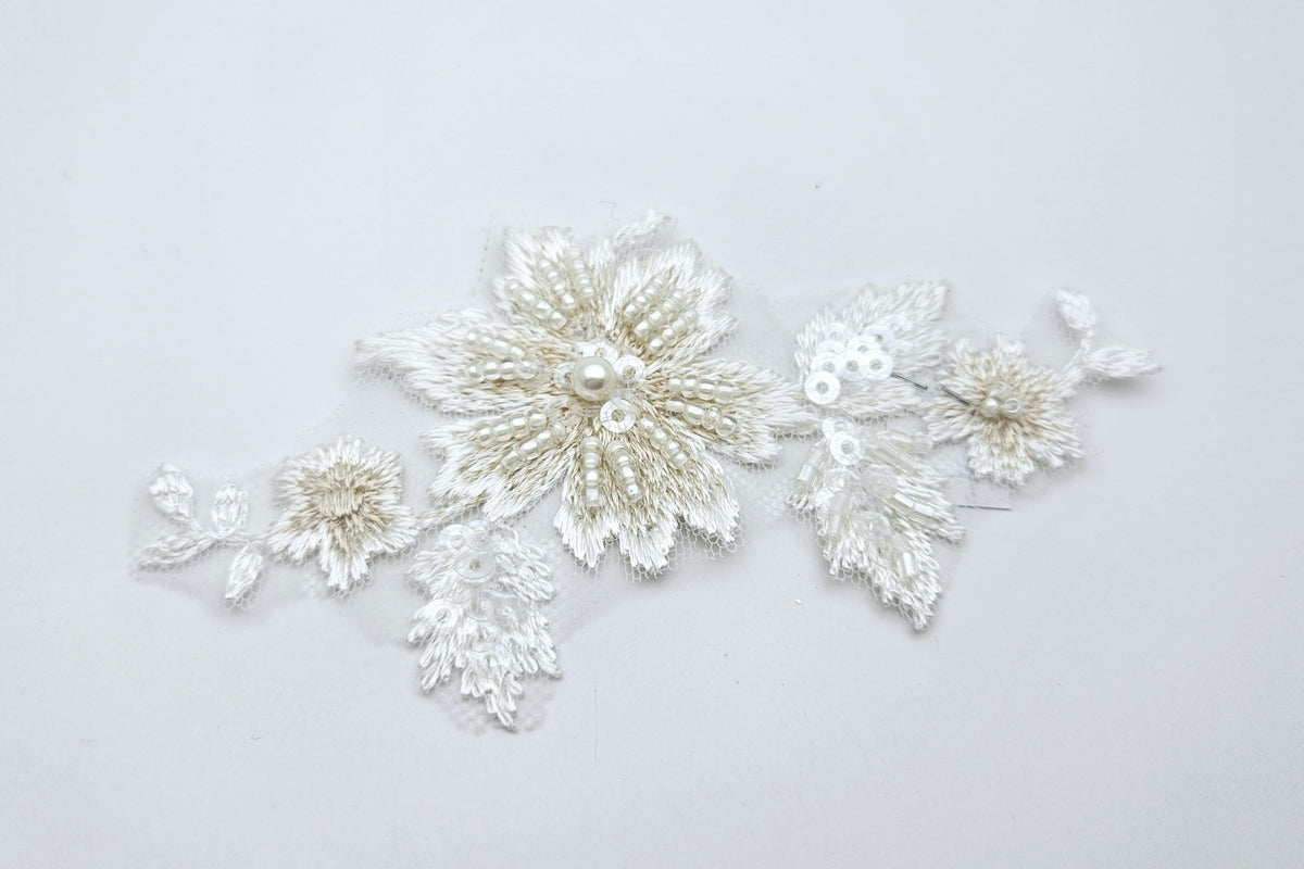 Motif fleurs nuancé ivoire beige nude perles sequins T709