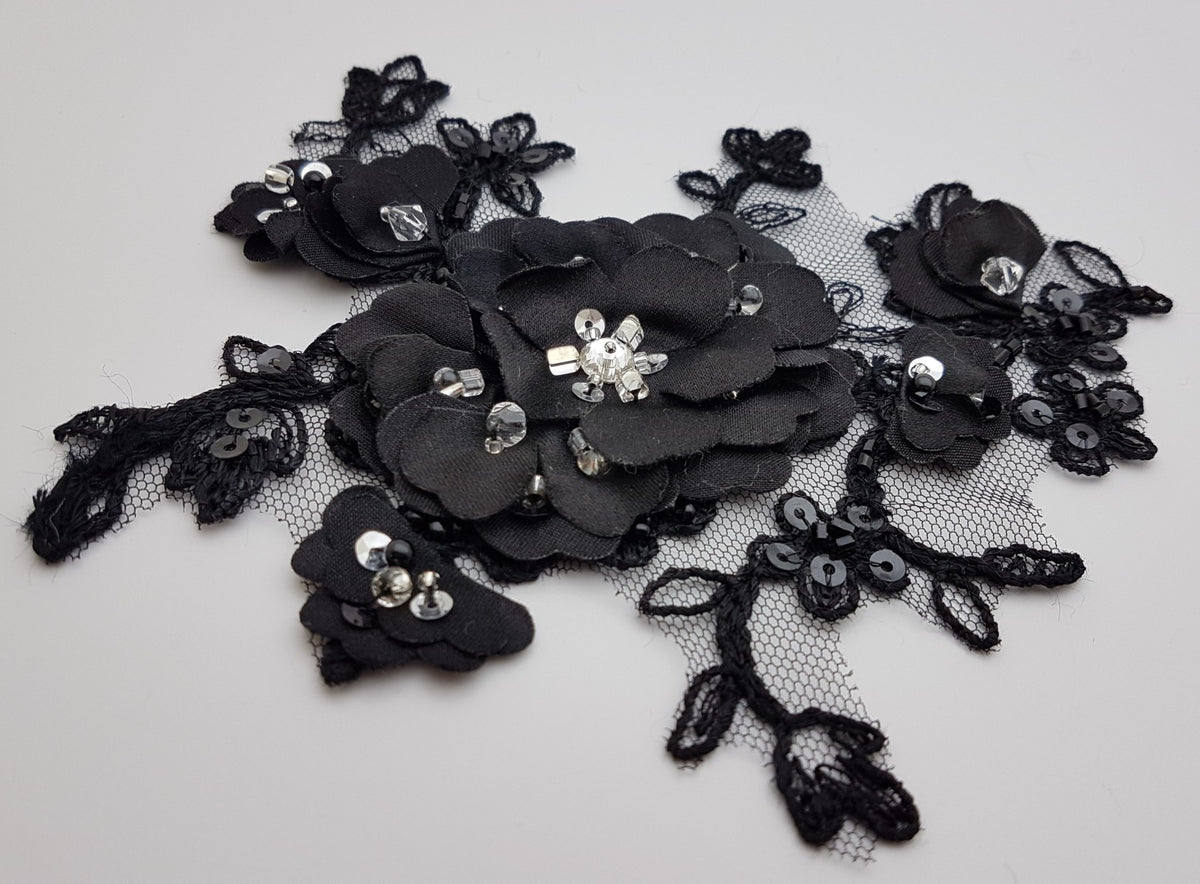 Motif en dentelle et fleurs en 3D relief noir à coudre
