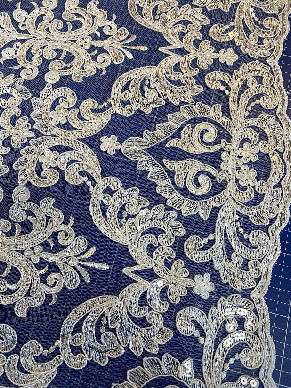 Tulle brodé motif baroque avec sequin