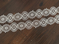 Galon Dentelle Guipure Ivoire Clair Fleurs Enchaînées — Largeur 3 cm | Vendu par 10 cm · vue 4