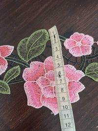 Galon dentelle florale rose et vert – grande fleur brodée – applique couture – vendu par 50cm · vue 4