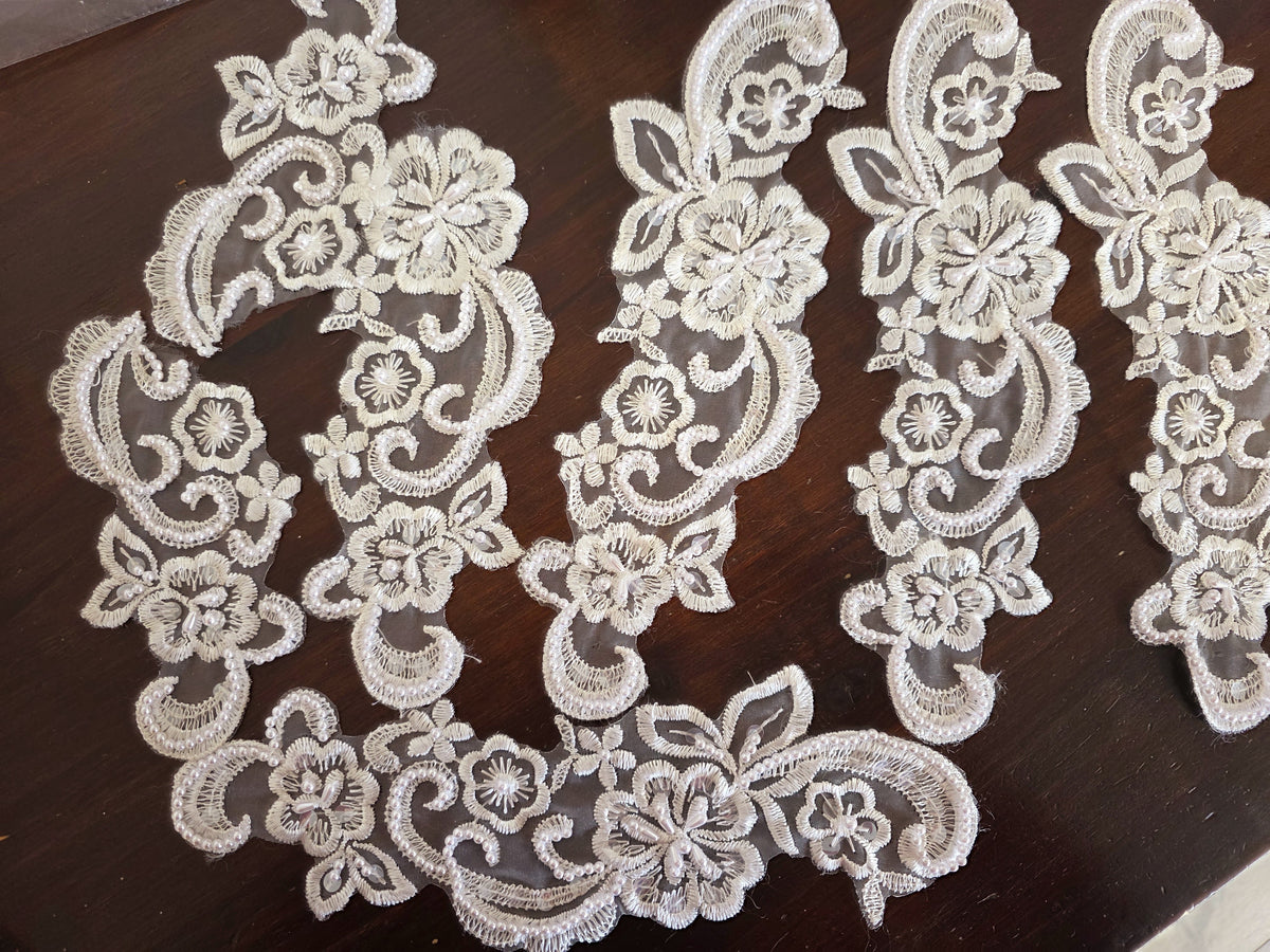 Lot unique de 7 motifs ivoire avec perles et arabesques