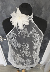 Top mariée blousant en dentelle française de Calais – Col montant – Dos ouvert boutonné · vue 3