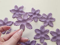 Lot de 30 fleurs violettes pour création DIY · vue 3