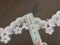 Galon dentelle fleurs sur tulle – rose ou gris – largeur env 3 cm – finition délicate – vendu au mètre · vue 3