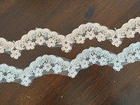 Galon dentelle fleurs sur tulle – rose ou gris – largeur env 3 cm – finition délicate – vendu au mètre · vue 5