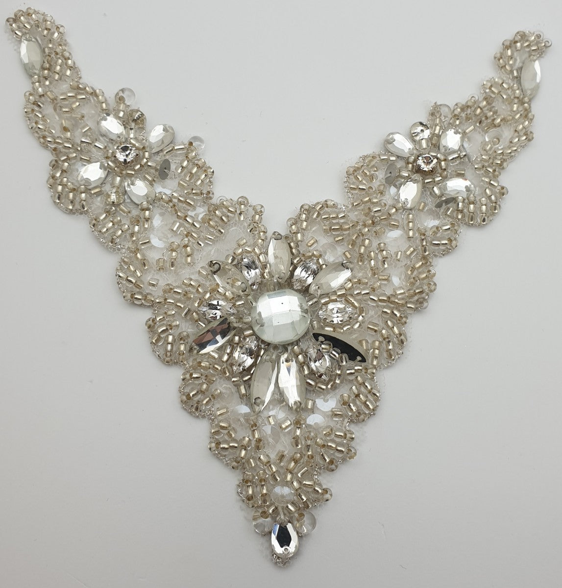 Motif pour robe de mariée en V perles et cristal argenté