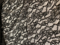Dentelle noire fine et rebrodée