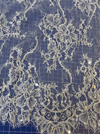 Dentelle fine brodée de sequins