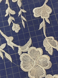 Dentelle pour robe de mariée,  tulle brodé branches et fleurs · vue 4