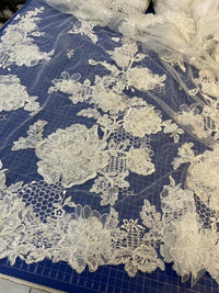 Dentelle ivoire, tulle brodé 3D