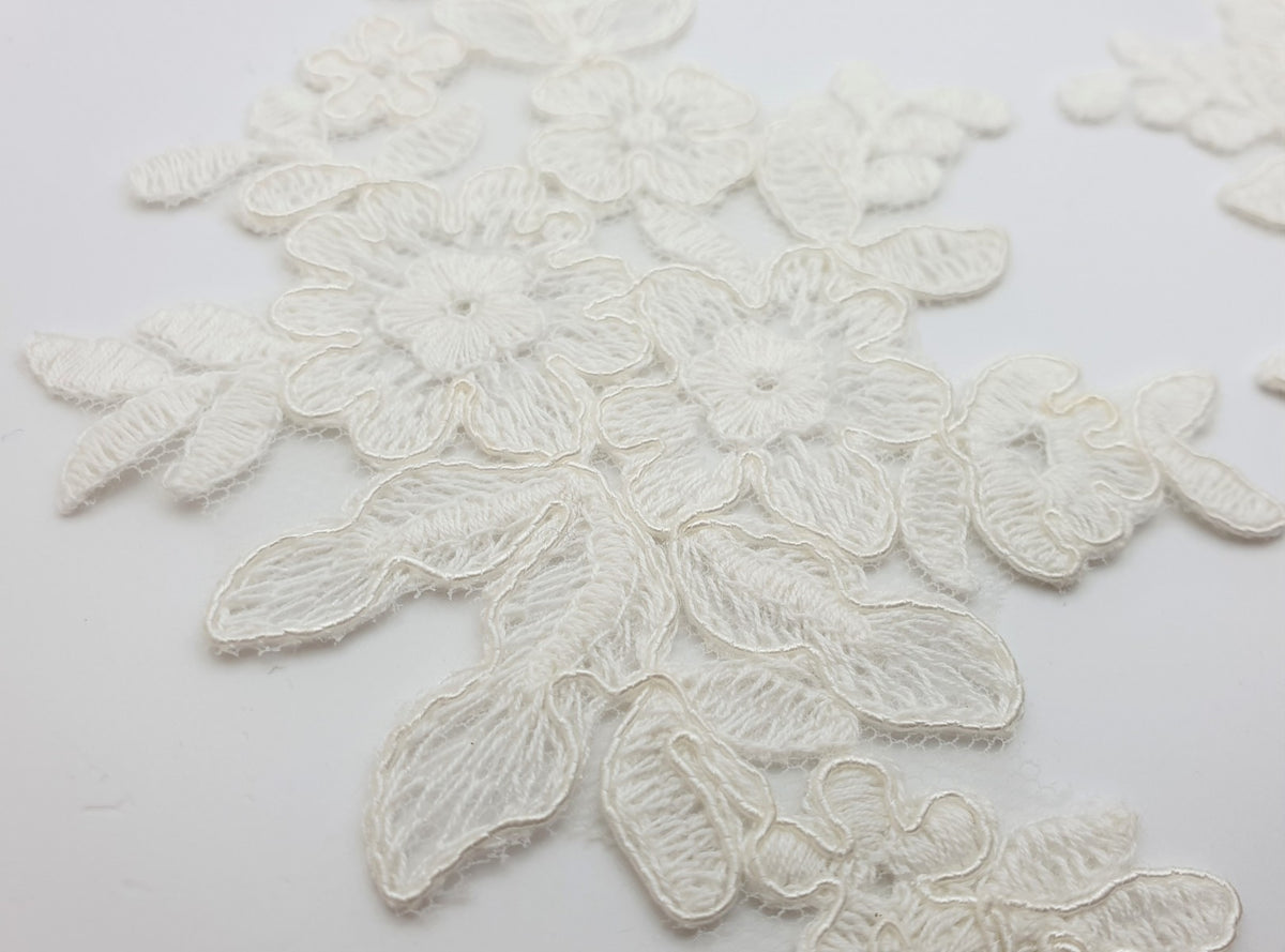 Motif ivoire brodé dentelle fleuris pour robe de mariée